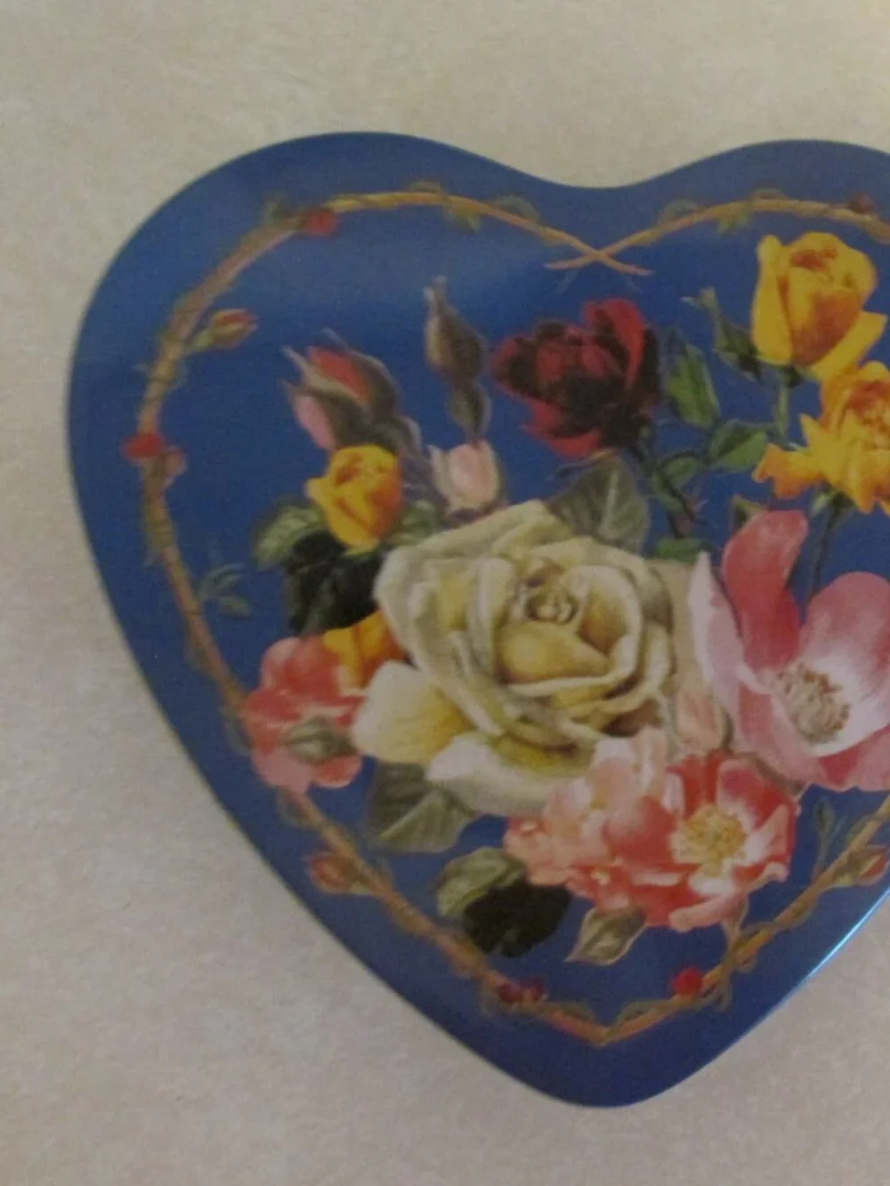 TIN CONTAINER BLUE HEART SHAPE with FLORAL ROSES LID TRINKET BOX GRANNYCORE VICT